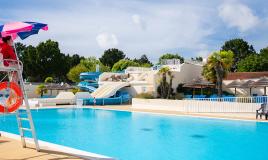 Piscine extérieure et toboggans au Bois Masson