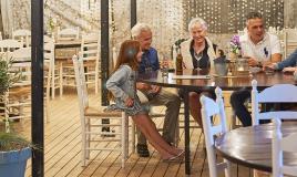 Famille au restaurant du camping de Oase