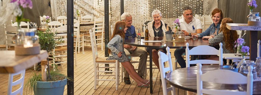 Famille au restaurant du camping de Oase