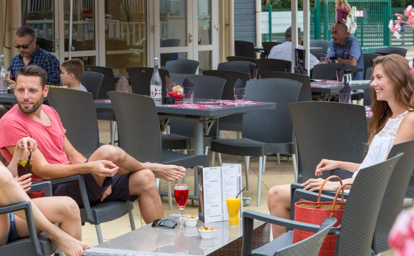 Terrasse bar restaurant camping Les Pierres Couchées